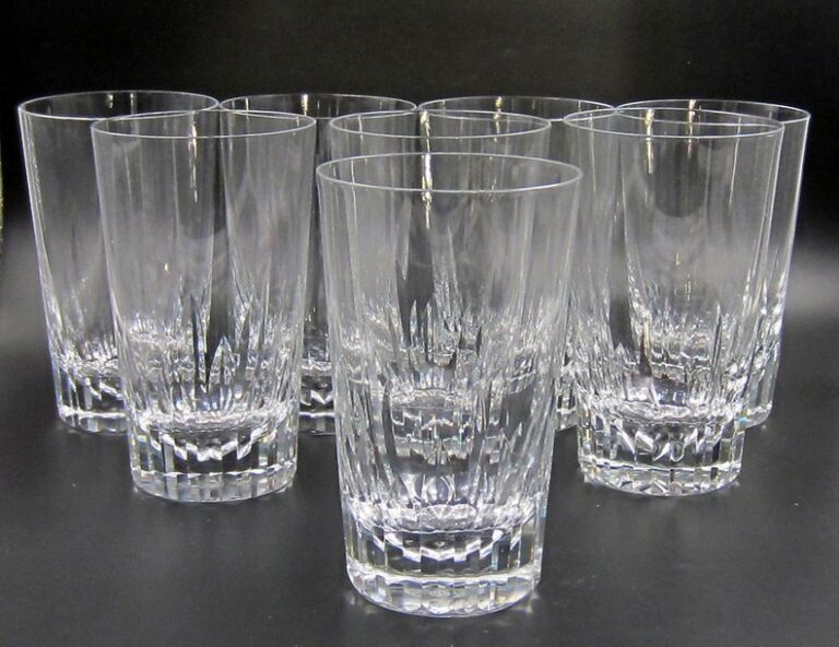 Huit verres «long drink» en cristal taillé à jeux d'orgue