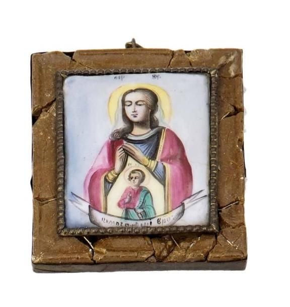 Icône rectangulaire miniature de voyage peinte sur émail, représentant la Mère de Dieu portant l'Enfant en son sei
