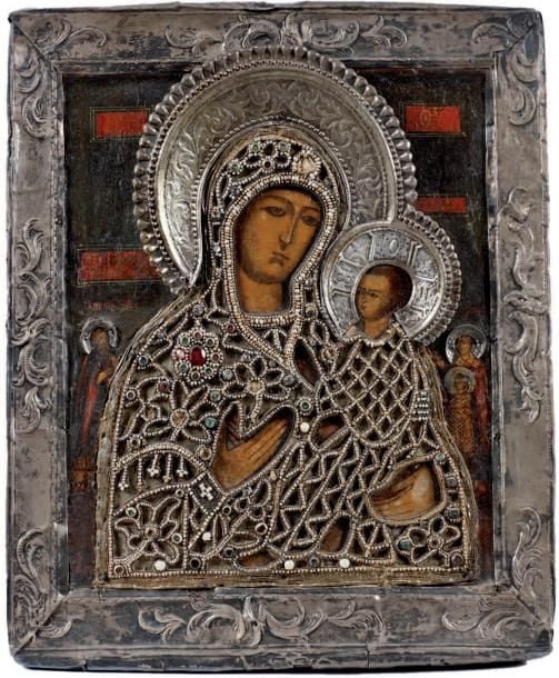 Icône russe, du XVIIIe siècle, représentant La Vierge Hodiguitria, à gauche un Saint, à droite Saint Joulitha et son fils Cyril, recouverte d'un oklad en argent repoussé et ciselé, la riza est brodée de perles de rivières et de verres de couleurs Tempera à l'oeuf sur levkas et bois 32 x 27 cm
