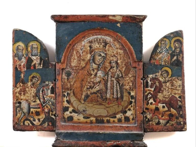 Icône triptyque représentant au centre la Mère de Dieu en Majesté avec Jésus tenant le Globe, flanquée sur les côtés des saints Georges et Dimitri surmontés chacun de deux saint