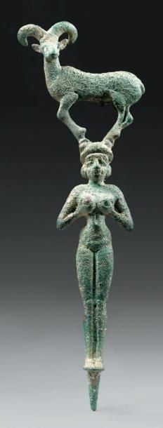 Idole féminine nue se tenant les sein