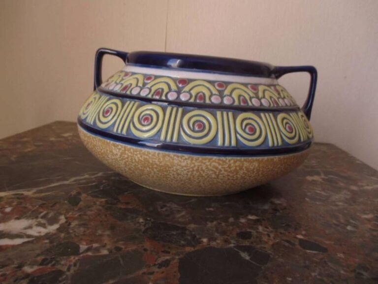 IMPERIAL AMPHORA Vase en faïence à deux anses à décor d'une frise géométrique émaillé