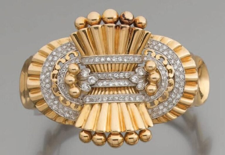 Important BRACELET en or jaune à motifs circulaires articulés en chute, retenant au centre un motif éventail sur une forme ovale en platine et or jaune ajouré, godronné et boulé, rehaussé d'alignements de diamant