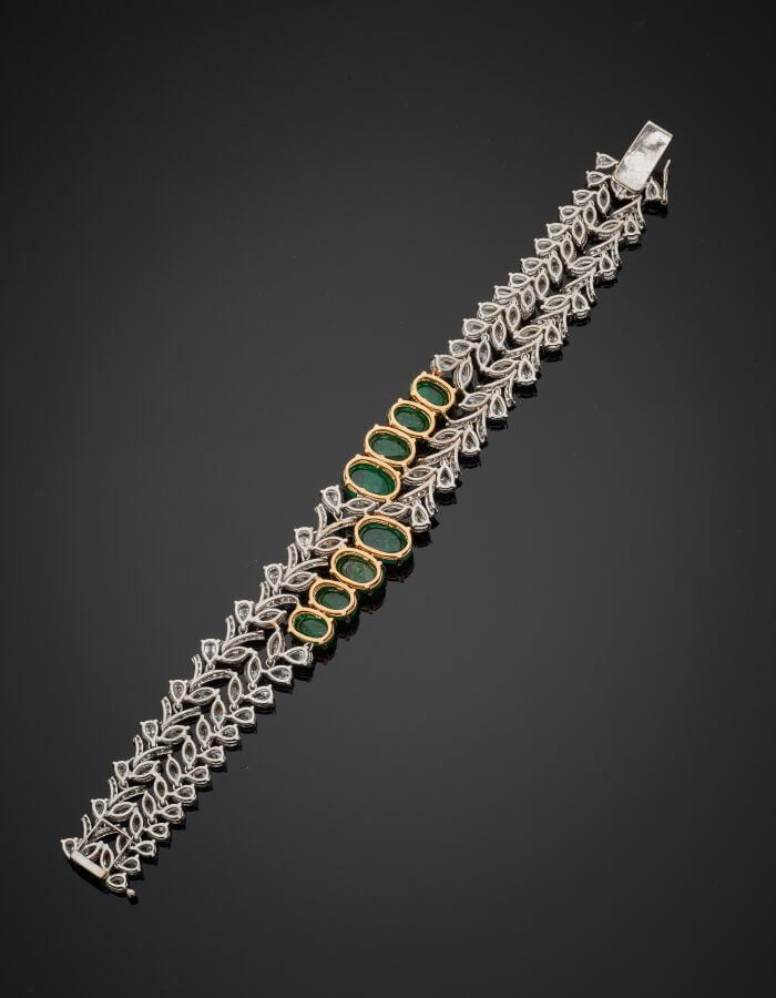 Important BRACELET « feuillages » en or gris (750‰) ajouré, serti de diamants t…