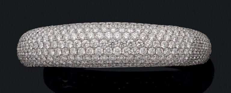 Important BRACELET jonc rigide ouvert et articulé en or gris (750 millièmes) entièrement pavé de diamants taille brillan