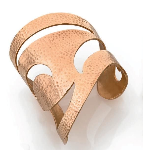 Important BRACELET MANCHETTE modèle «Sahiba», rigide ouvert en bronze doré ajouré et martel