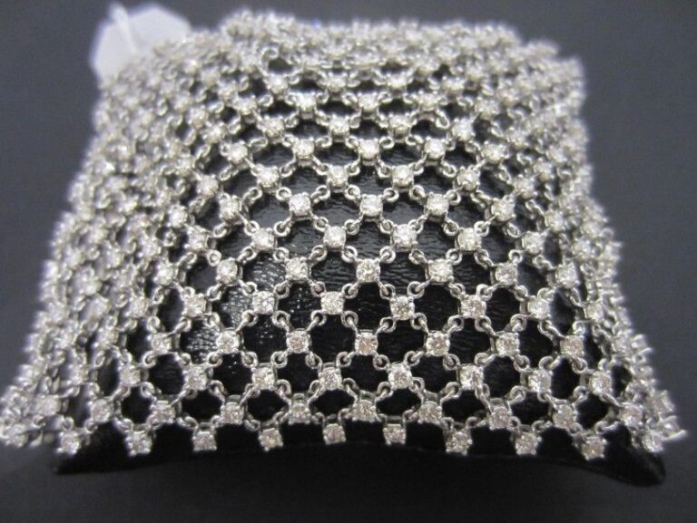 Important BRACELET MANCHETTE souple «résille» en or gris (750 millièmes) ajouré entièrement serti de diamants taille brillant