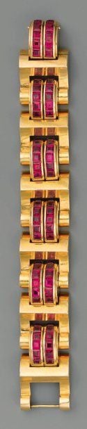 Important BRACELET « tank » en or jaune articulé serti de pierres rouges calibrées, à motifs de pont