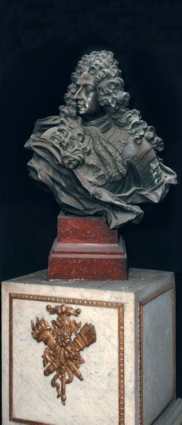 Important buste en bronze ciselé et patiné représentant probablement le prince Eugène de Savoie-Carignan portant le collier de l'ordre de la Toison d'o