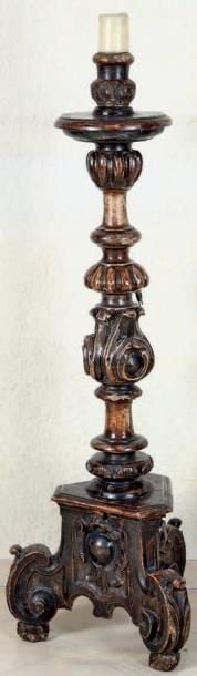 Important chandelier en bois tourné et anciennement dor