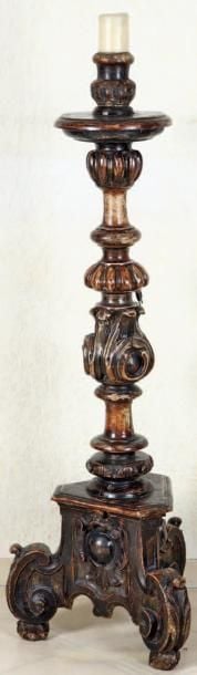 Important chandelier en bois tourné et anciennement dor