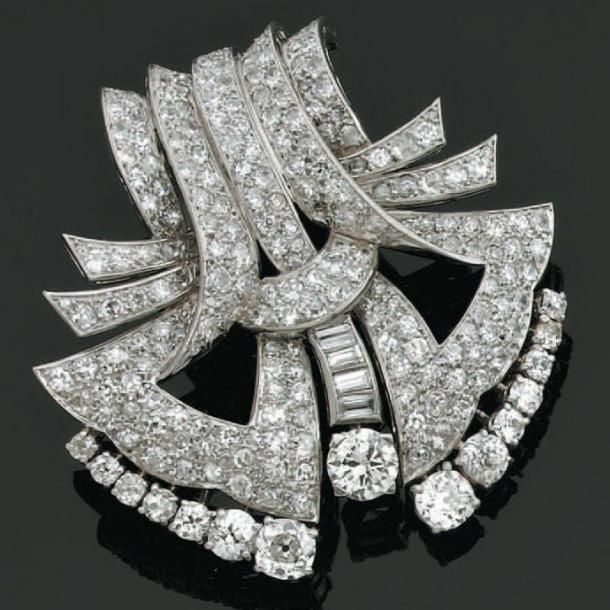 Important CLIP DE CORSAGE en platine et or gris sertis de diamant taille ancienne, 8/8 et baguette