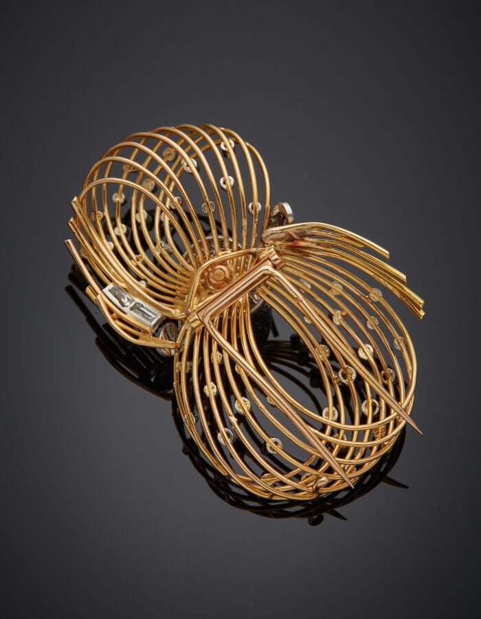 Important CLIP de CORSAGE "noeud" en platine (950‰) et fil d'or jaune (750‰) ce…