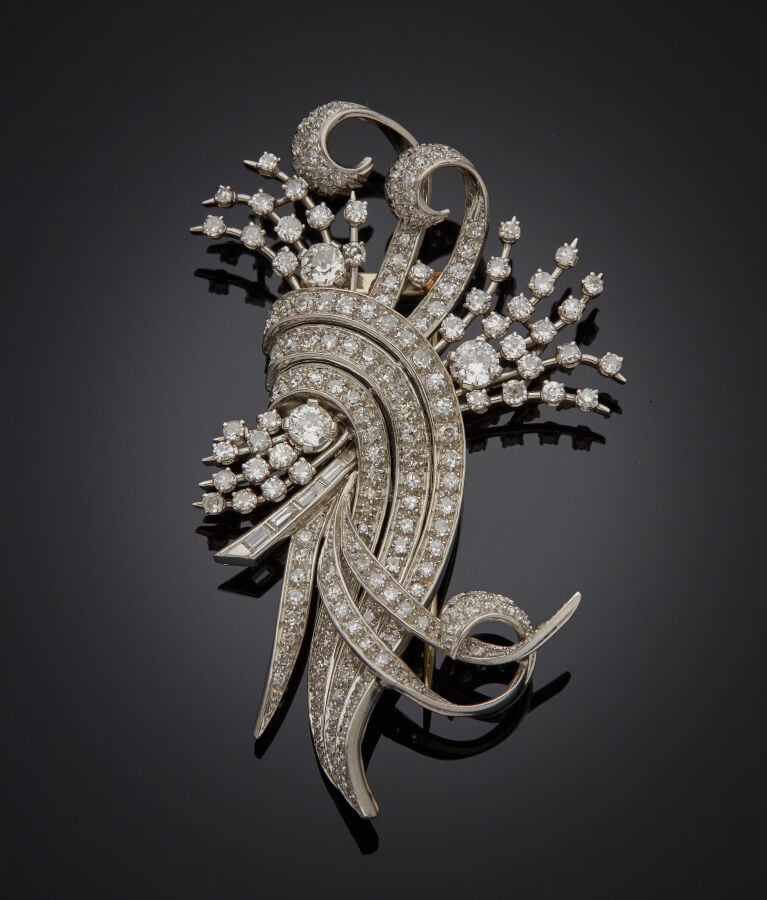 Important CLIP de CORSAGE "volutes" en platine (min. 800‰) serti de diamants ta…