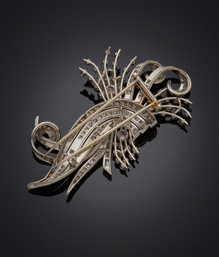 Important CLIP de CORSAGE "volutes" en platine (min. 800‰) serti de diamants ta…