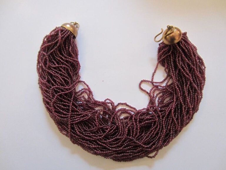 Important COLLIER composé de 63 rangs de petites perles de grenat