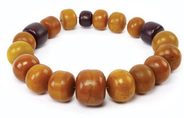 Important collier d'ambre Ambre, probablement Maroc, XXe siècle 1kg200gr Ce collier est composé de dix-neuf grosses boules d'ambr
