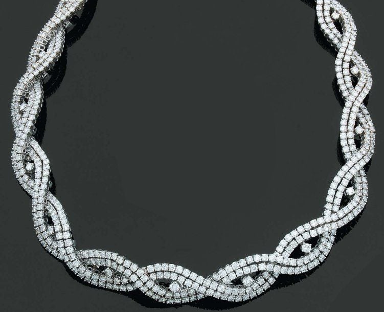 Important COLLIER « torsade » en or gris ajouré entièrement serti de diamants de taille brillan