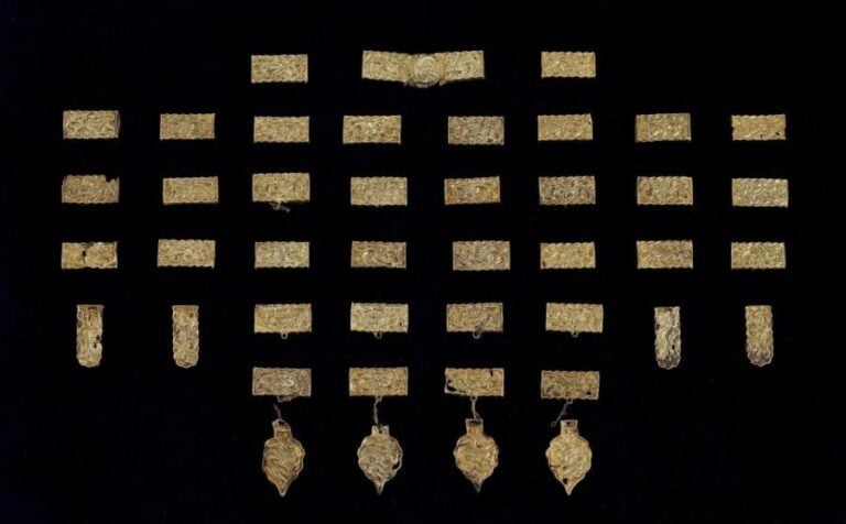Important ensemble composé de trente neuf éléments de harnachement Argent doré Asie Centrale ou Est de la Chine, XIIIe-XIVe siècle Hauteur du plus grand: 7,5; Largeur du plus grand: 4 cm L'art équestre Furusiyya est un des éléments les plus importants de la vie quotidienne aux périodes mongole et ilkhanid