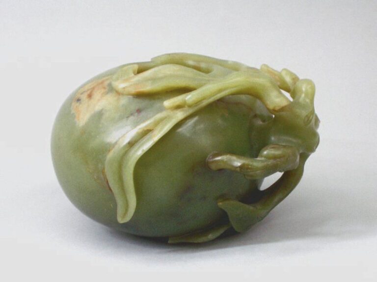 Important godet de peintre jade veinée de rouille reprenant la forme d'une pêche de longévit