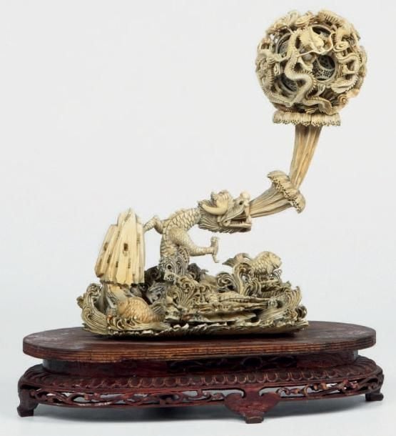 Important groupe en ivoire représentant un dragon sortant des flots et crachant une boule de canto