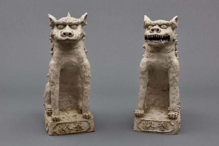 Important lot de deux grandes figurines en céramique de Seto ou Mino représentant deux chiens-gardes (komainu