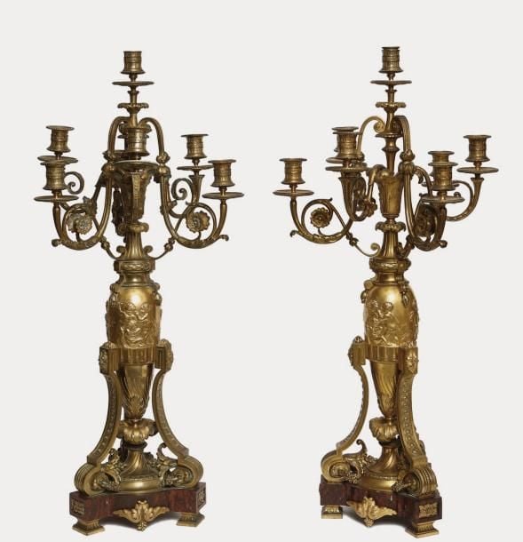 Important paire de candélabres à sept lumières sur deux étages, en bronze ciselé et anciennement dor