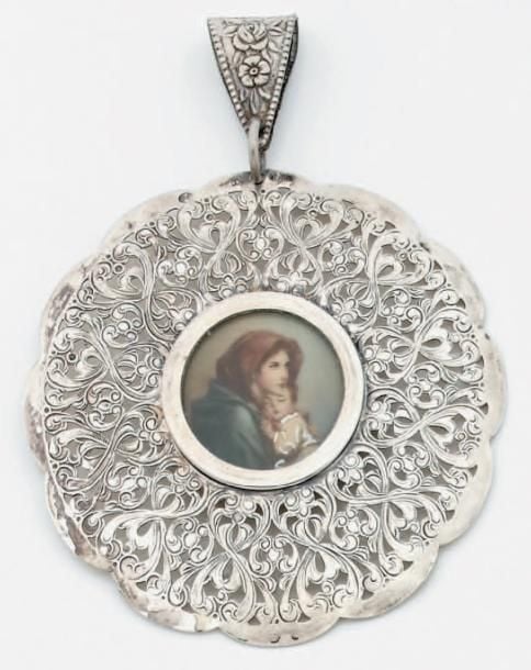 Important PENDENTIF circulaire en argent ajouré et ciselé à motif de volute retenant au centre une miniature représentant une «maternité