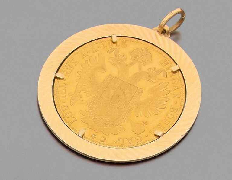 Important PENDENTIF circulaire en or jaune (750 millièmes) guilloché, serti d'une pièce de 4 Ducats austro-hongroise en or (986 millièmes) datée 191