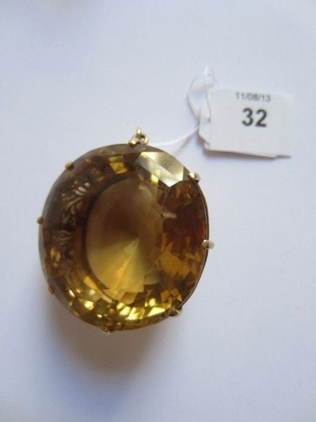 Important PENDENTIF circulaire en or rose 14 ct (585 millièmes) ajouré et serti d'une citrine de couleur jaune-bru