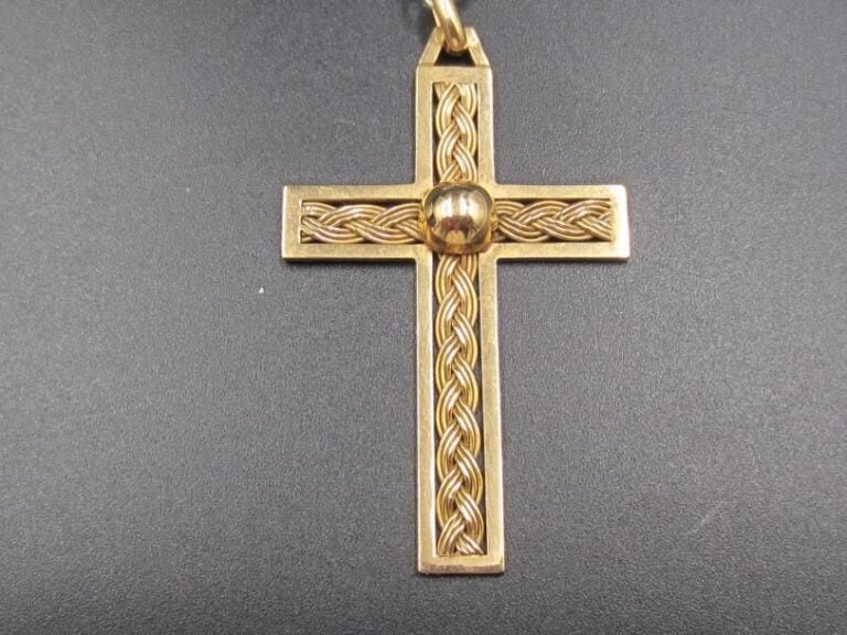 Important PENDENTIF «croix» en or jaune (750 millièmes) ajouré, tressé et boul