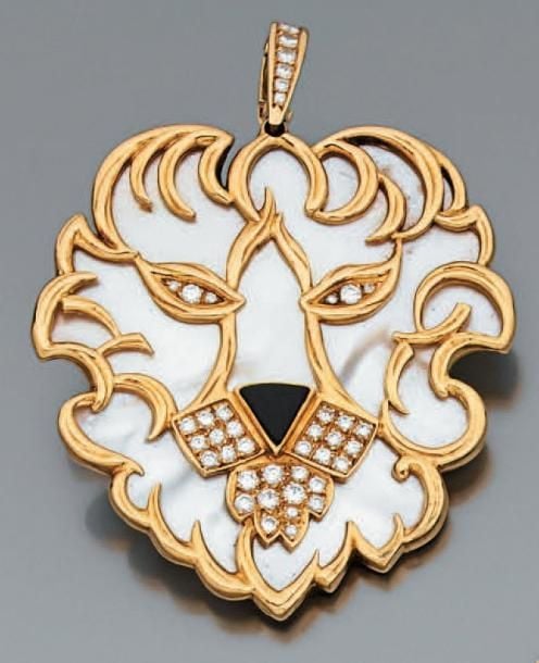 Important PENDENTIF «lion» en or jaune découpé serti de nacre, diamants et ony