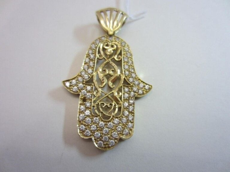 Important PENDENTIF «main de Fatma» en or jaune (750 millièmes) ajouré et ciselé serti de pierres blanches d'imitation (manque une pierre