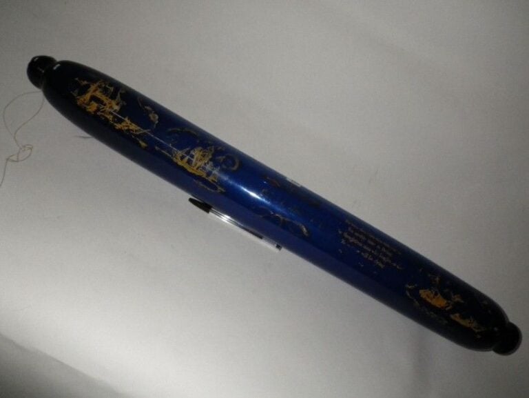 Important rolling pin en verre bleu avec trace de déco