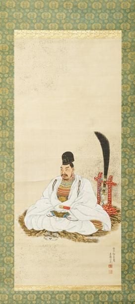 Important rouleau kakejiku avec un portrait du courtisan et guerrier Minamoto no Tsunemoto (894 - 961) vêtu de blanc et assis sur un piédestal avec son épée à ses côté