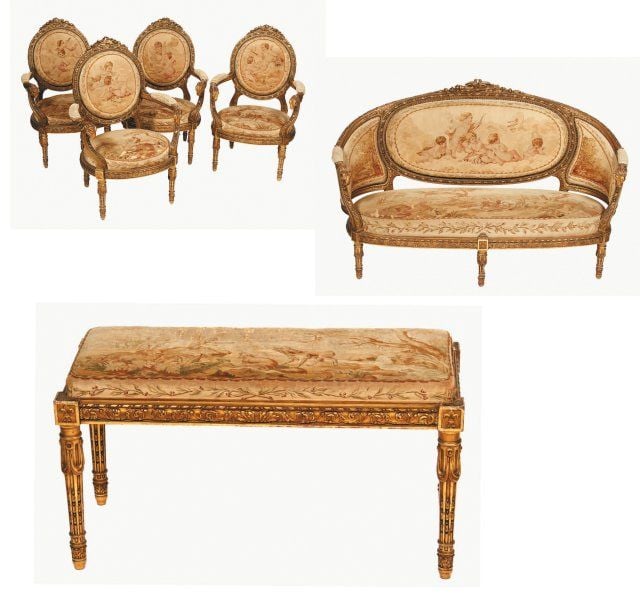 Important salon en bois doré à décor de têtes de béliers de style Louis XVI, garni de tapisserie d'Aubusson à décor de fables de La Fontaine comprenant : un canapé, quatre fauteuils et une banquett