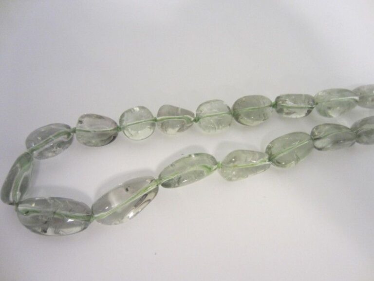Important SAUTOIR composé de perles de prasiolites (améthystes vertes