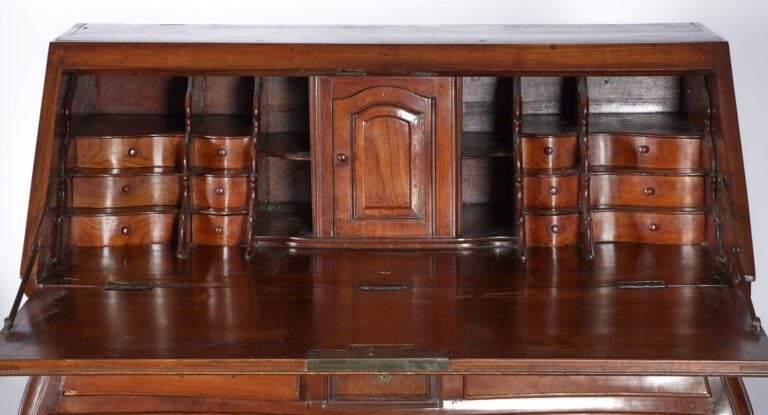 IMPORTANT SCRIBAN D'ÉPOQUE - LOUIS XV - En acajou, ouvrant à trois tiroirs et u…