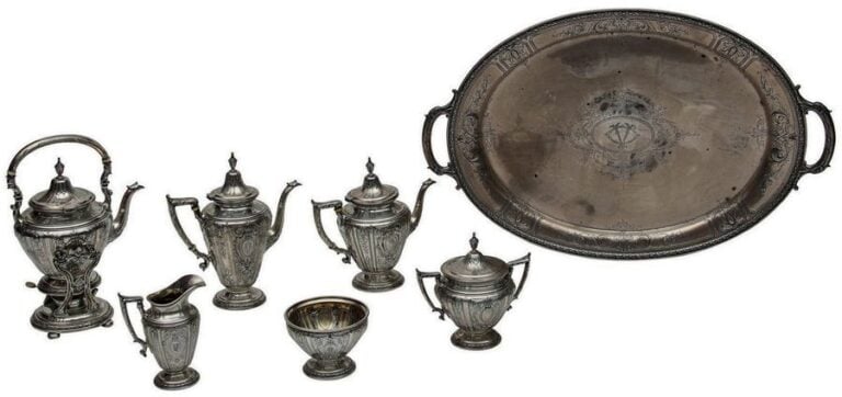Important SERVICE À THÉ ET À CAFÉ en argent comprenant un plateau, un samovar, une théière, une cafetière, un sucrier, un pot à lait