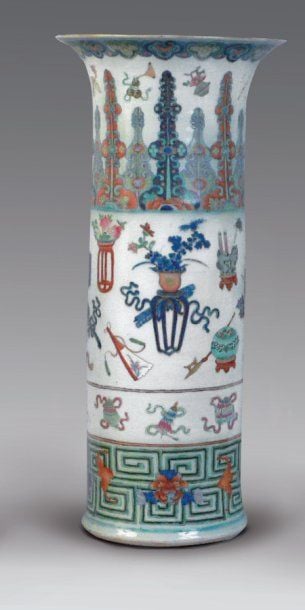 Important vase cornet en porcelaine et émaux douca