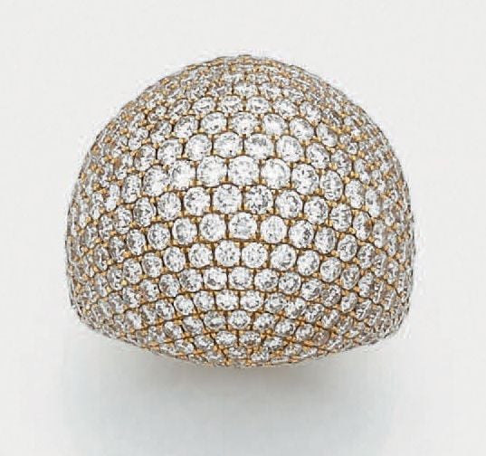 Importante BAGUE bombée en or jaune (750 millièmes) pavé de diamants taille brillan