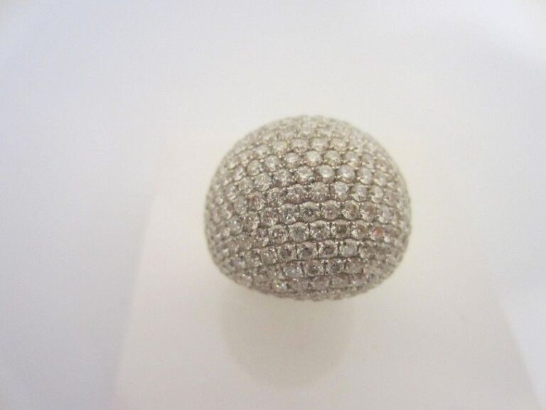 Importante BAGUE «boule» en or gris (750 millièmes) serti d'un pavage de diamants taille brillan