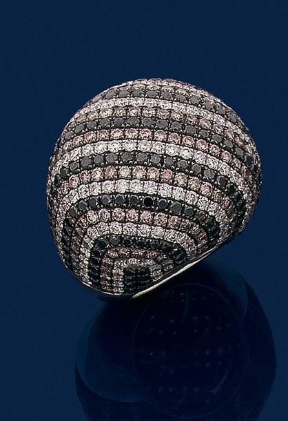 •Importante BAGUE «boule» en or gris (750‰) pavé de 25 lignes de diamants blancs, bruns et noirs alterné