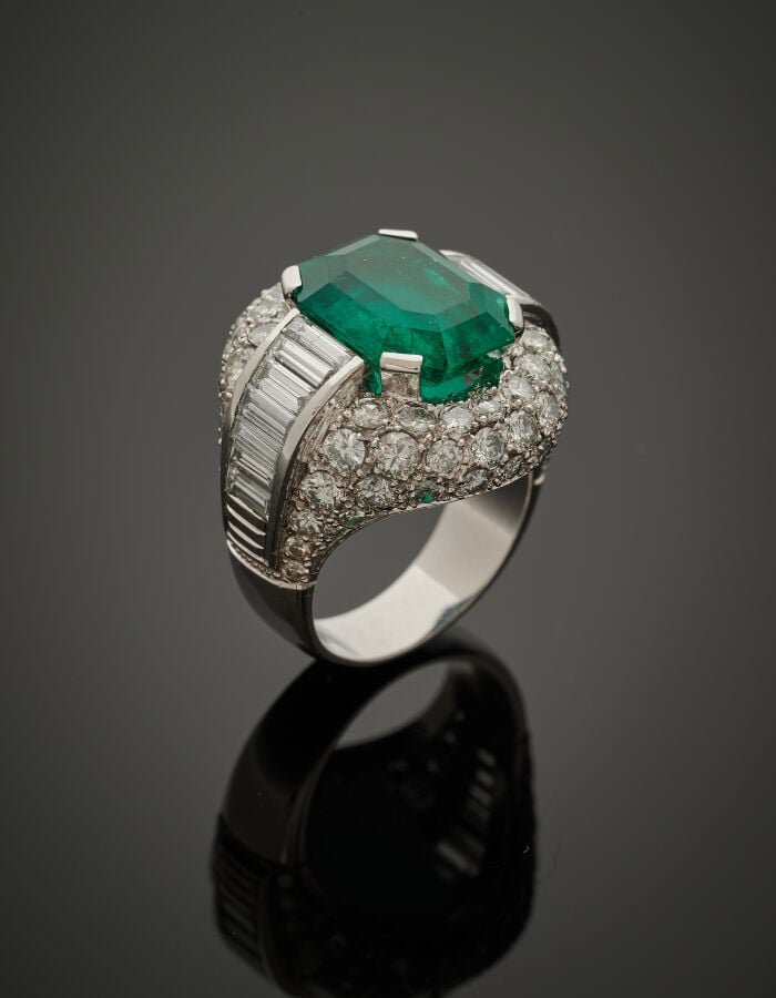 Importante BAGUE « boule » en or gris (750‰) serti d'une émeraude pesant 7,57 c…