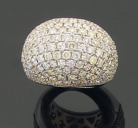 Importante BAGUE « boule » en or gris bombé serti d'un pavage de diamant