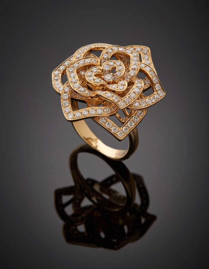 Importante BAGUE « Camélia » en or jaune (750‰) ajouré, serti de diamants taill…