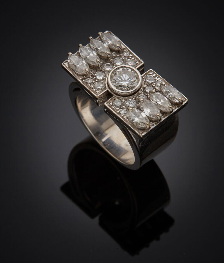 Importante BAGUE "chevalière" rectangulaire en or gris (750‰) centrée d'un diam…