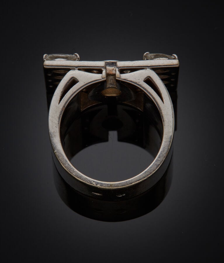 Importante BAGUE "chevalière" rectangulaire en or gris (750‰) centrée d'un diam…