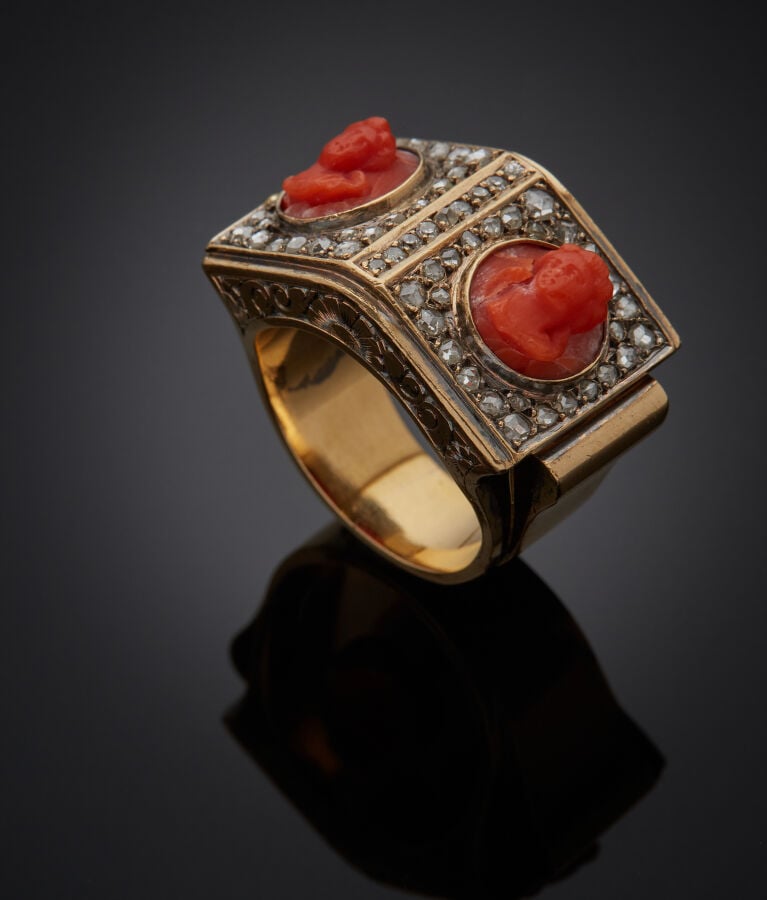 Importante BAGUE chevalière "toit" en or jaune (750‰) finement ciselé, pavée de…