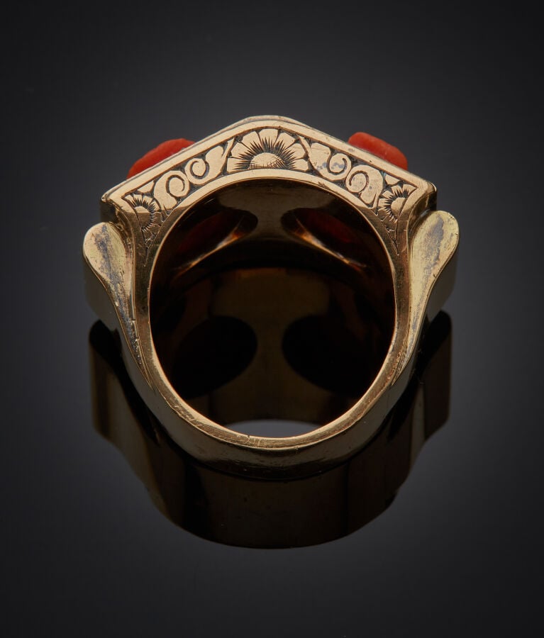 Importante BAGUE chevalière "toit" en or jaune (750‰) finement ciselé, pavée de…